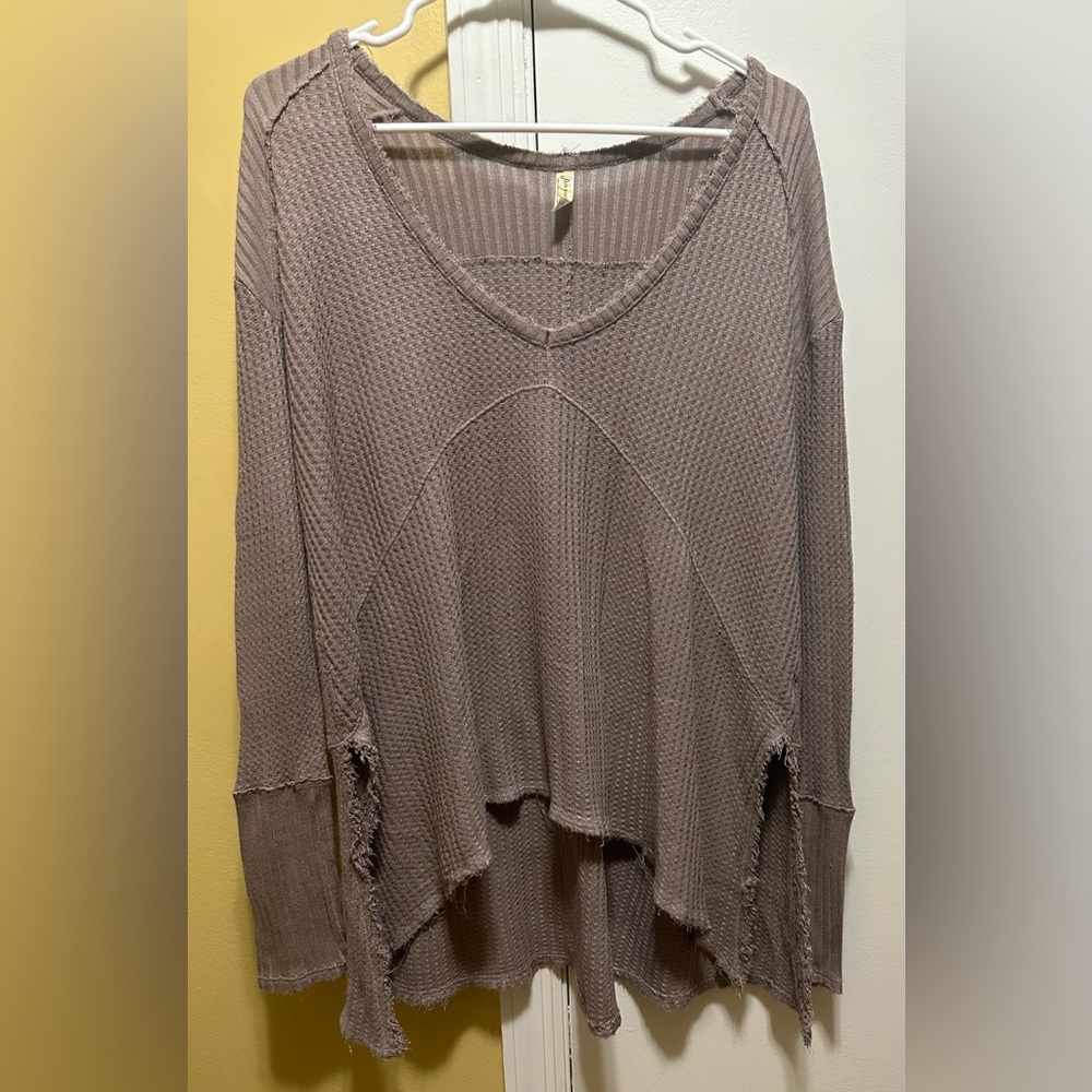 FREE PEOPLE OVERSIZED LONG SLEEVE TAN WAFFLE KNIT THERMAL TOP (XS)